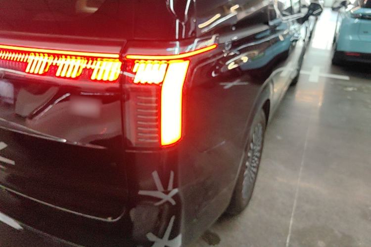Used Zeekr 009 2024 7-Seater Walk-Through Version Four-Wheel Drive 108 kWh Right Rear Taillight
