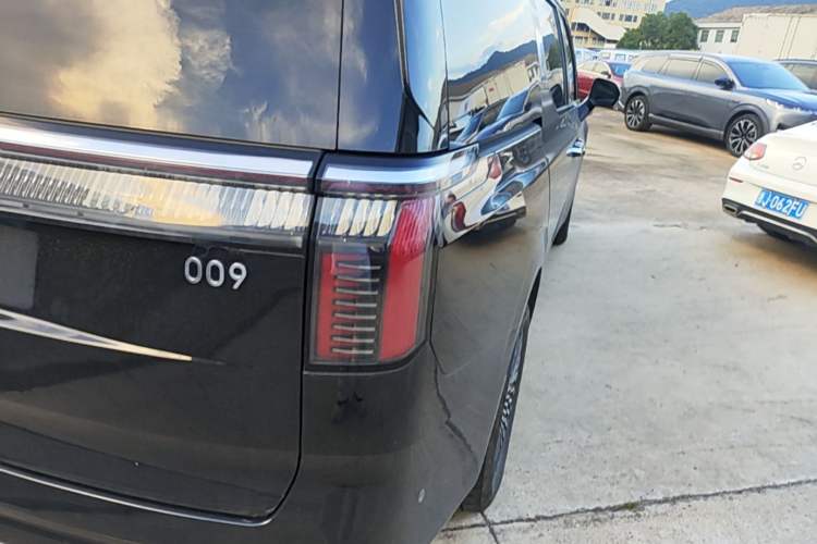 Used Zeekr 009 2024 7-Seater Aisle Version 108 kWh Right Rear Taillight