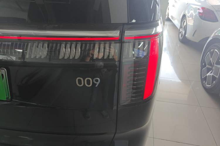 Used Zeekr 009 2024 7-Seater Aisle Version 108 kWh Right Rear Taillight