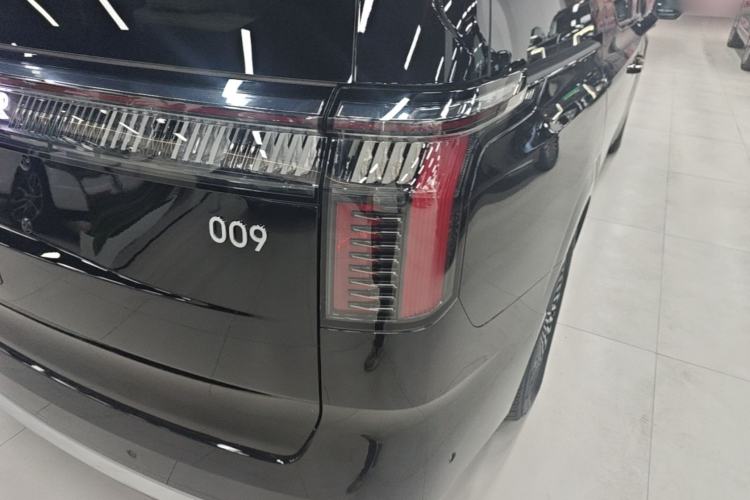 Used Zeekr 009 2024 7-Seater Walk-Through Version Four-Wheel Drive 108 kWh Right Rear Taillight