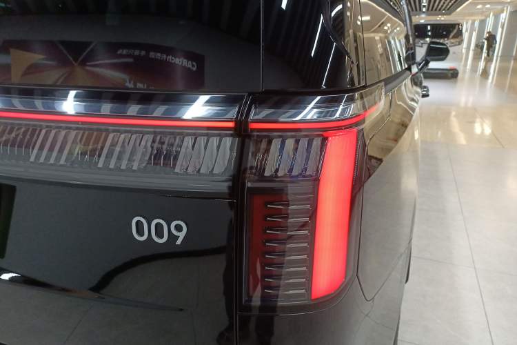 Used Zeekr 009 2024 7-Seater Walk-Through Version Four-Wheel Drive 108 kWh Right Rear Taillight