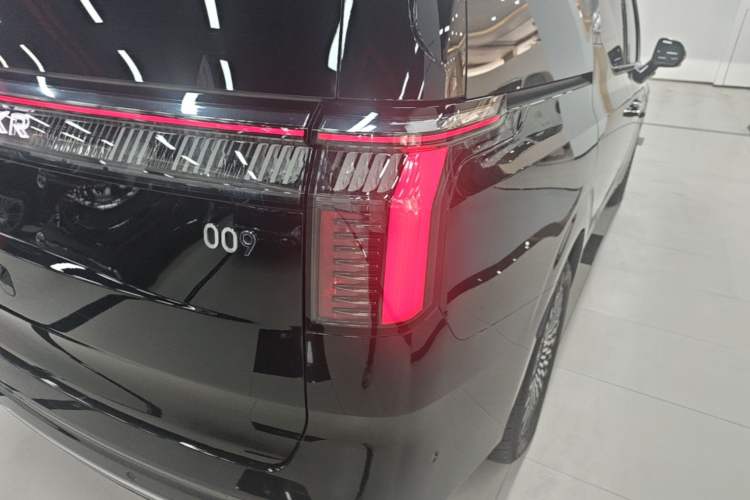 Used Zeekr 009 2024 7-Seater Walk-Through Version Four-Wheel Drive 108 kWh Right Rear Taillight