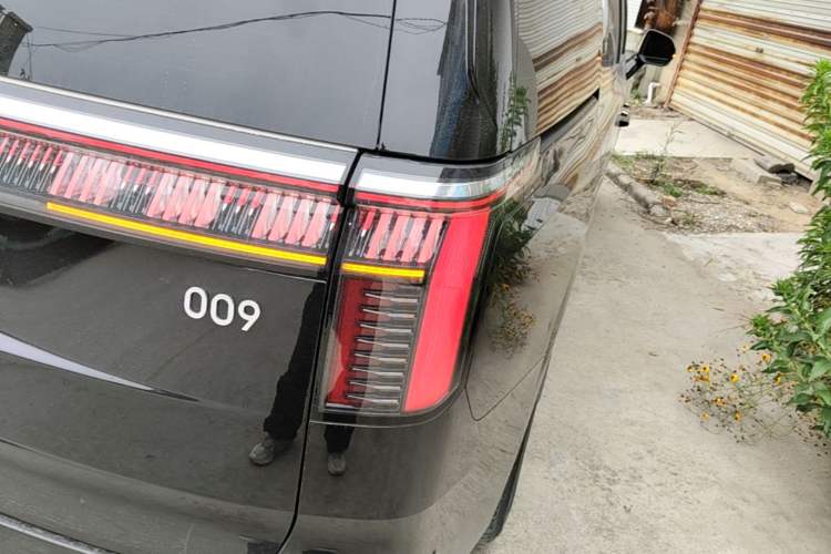 Used Zeekr 009 2024 7-Seater Aisle Version 108 kWh Right Rear Taillight
