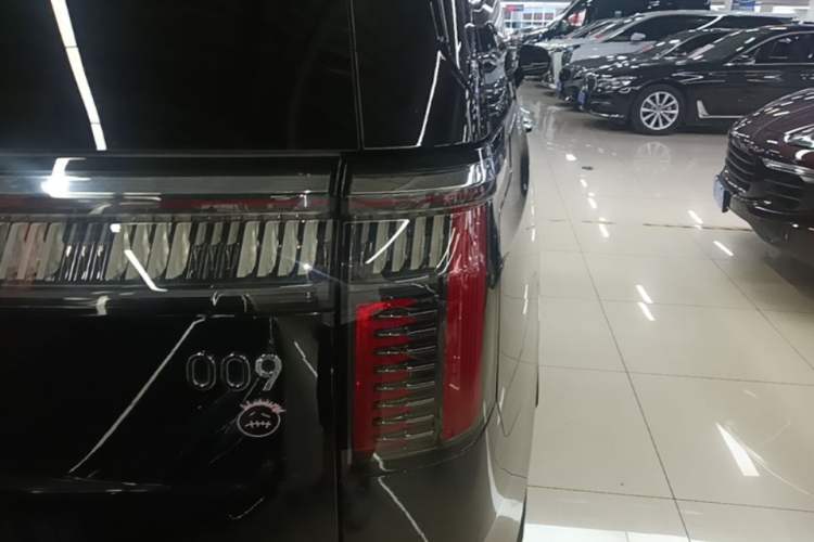 Used Zeekr 009 2024 7-Seater Walk-Through Version Four-Wheel Drive 108 kWh Right Rear Taillight