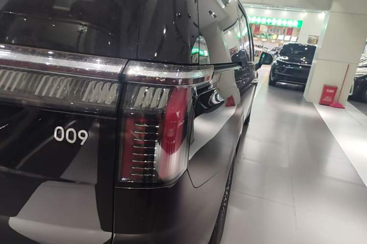 Used Zeekr 009 2024 7-Seater Walk-Through Version Four-Wheel Drive 108 kWh Right Rear Taillight