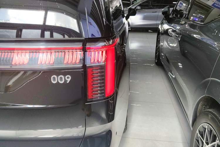 Used Zeekr 009 2024 Six-Seat Executive Version 4WD 108 kWh Right Rear Taillight
