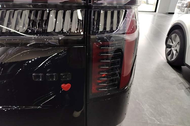 Used Zeekr 009 2024 Six-Seat Executive Version 4WD 108 kWh Right Rear Taillight