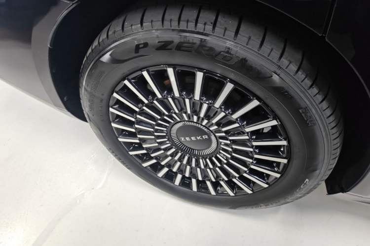 Used Zeekr 009 2024 7-Seater Walk-Through Version Four-Wheel Drive 108 kWh Right Rear Wheel Hub