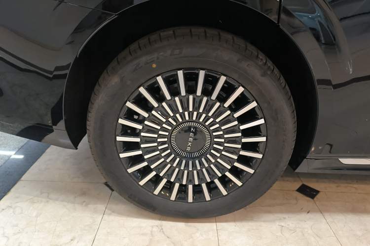 Used Zeekr 009 2024 7-Seater Aisle Version 108 kWh Right Rear Wheel Hub