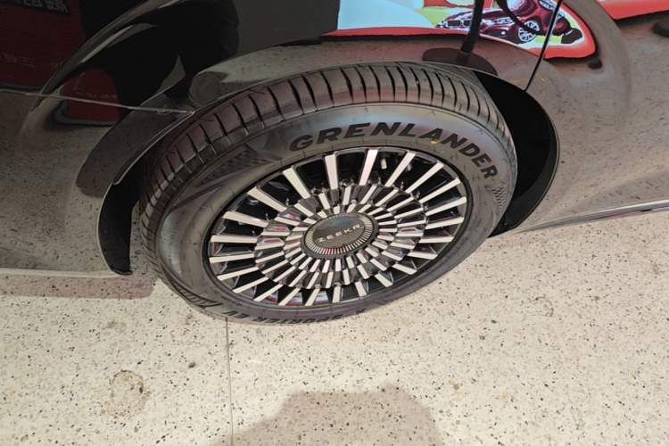 Used Zeekr 009 2024 Six-Seat Executive Version 4WD 108 kWh Right Rear Wheel Hub