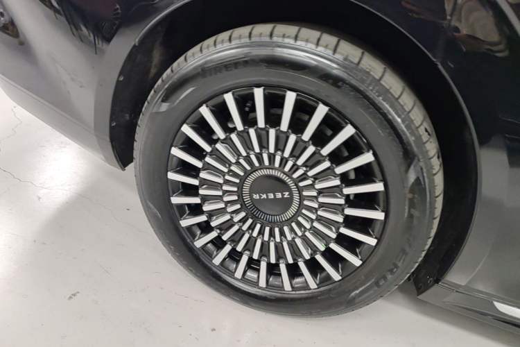 Used Zeekr 009 2024 7-Seater Walk-Through Version Four-Wheel Drive 108 kWh Right Rear Wheel Hub