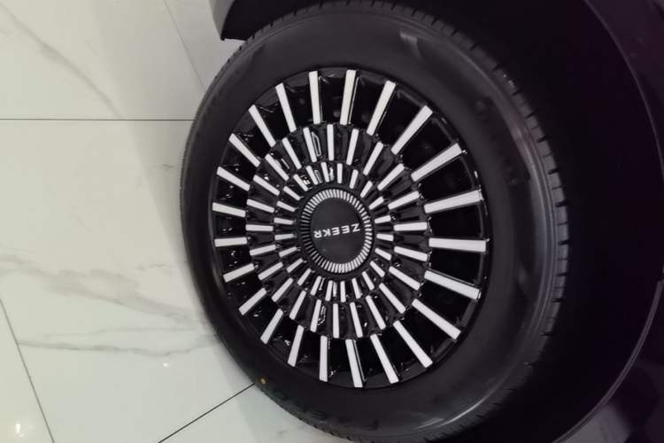 Used Zeekr 009 2024 Six-Seat Executive Version 4WD 108 kWh Right Rear Wheel Hub