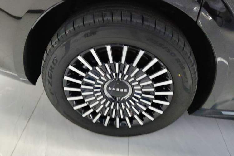 Used Zeekr 009 2024 7-Seater Aisle Version 108 kWh Right Rear Wheel Hub