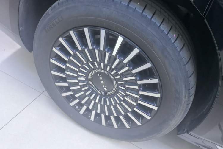 Used Zeekr 009 2024 Six-Seat Executive Version 4WD 108 kWh Right Rear Wheel Hub