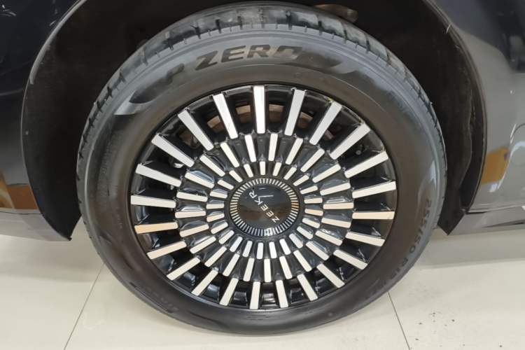 Used Zeekr 009 2024 7-Seater Aisle Version 108 kWh Right Rear Wheel Hub