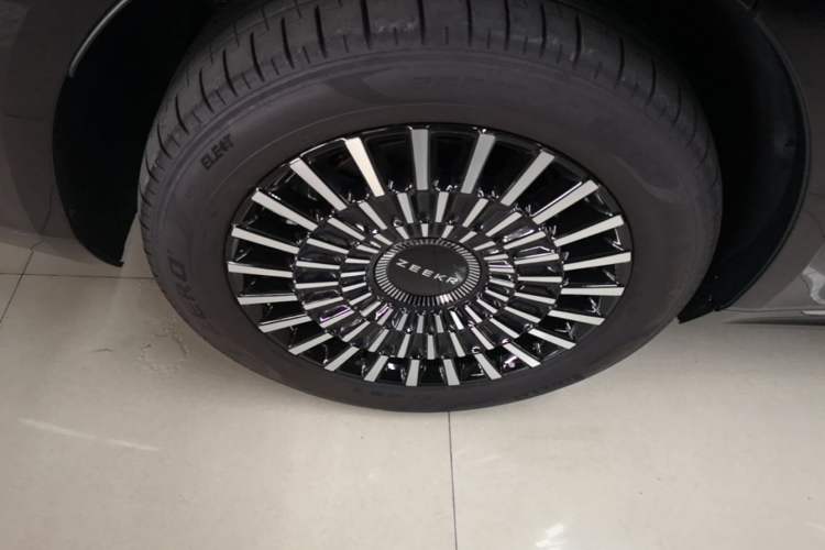 Used Zeekr 009 2024 7-Seater Aisle Version 108 kWh Right Rear Wheel Hub