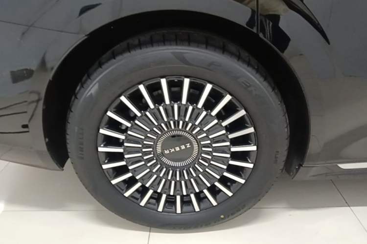 Used Zeekr 009 2024 Six-Seat Executive Version 4WD 108 kWh Right Rear Wheel Hub