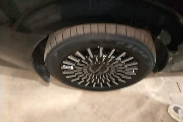 Used Zeekr 009 2024 7-Seater Walk-Through Version Four-Wheel Drive 108 kWh Right Rear Wheel Hub