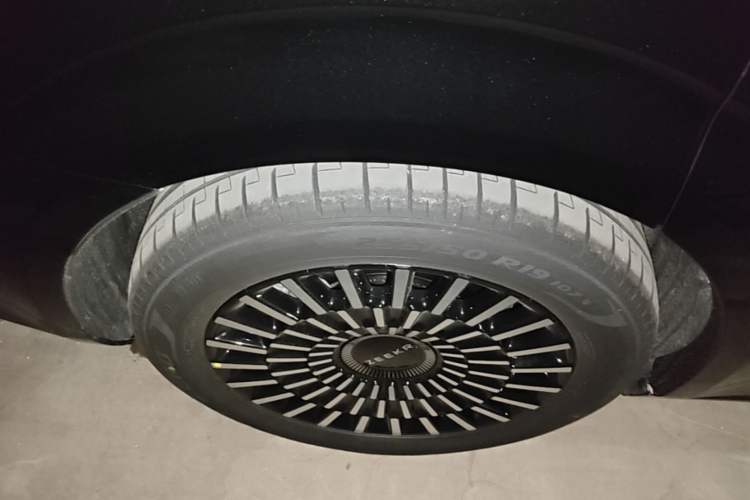 Used Zeekr 009 2024 7-Seater Aisle Version 108 kWh Right Rear Wheel Hub