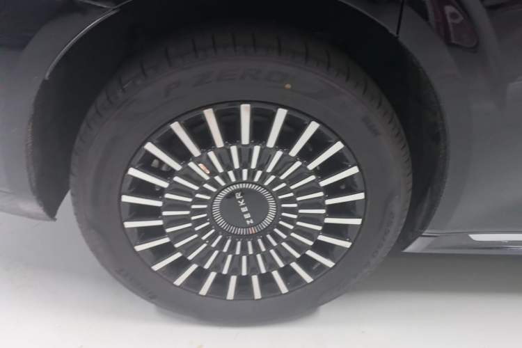 Used Zeekr 009 2024 7-Seater Walk-Through Version Four-Wheel Drive 108 kWh Right Rear Wheel Hub