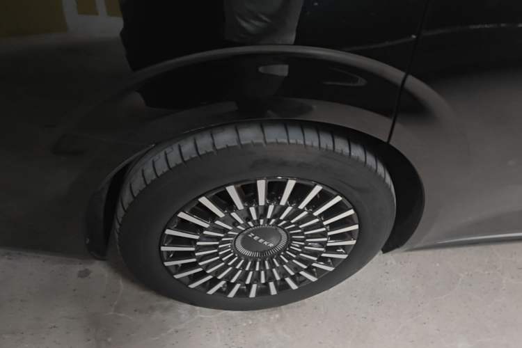 Used Zeekr 009 2024 7-Seater Aisle Version 108 kWh Right Rear Wheel Hub