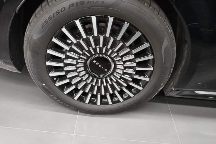 Used Zeekr 009 2024 7-Seater Aisle Version 108 kWh Right Rear Wheel Hub