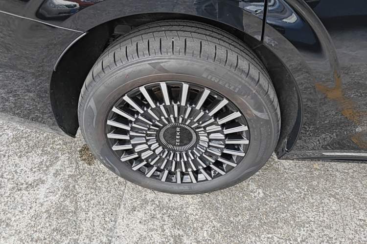 Used Zeekr 009 2024 7-Seater Aisle Version 108 kWh Right Rear Wheel Hub