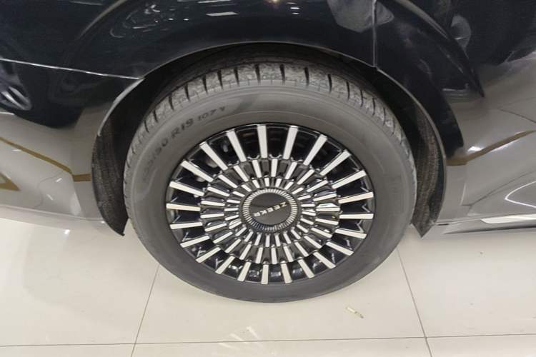Used Zeekr 009 2024 Six-Seat Executive Version 4WD 108 kWh Right Rear Wheel Hub