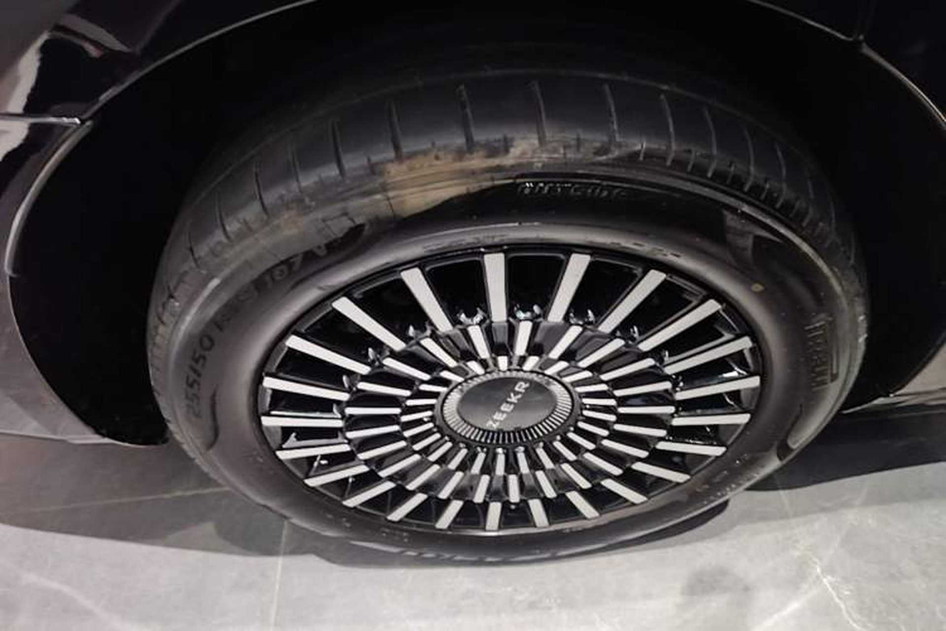 Used Zeekr 009 2024 Six-Seat Executive Version 4WD 108 kWh Right Rear Wheel Hub