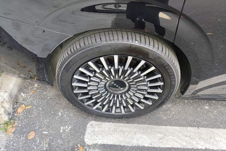 Used Zeekr 009 2024 Six-Seat Executive Version 4WD 108 kWh Right Rear Wheel Hub