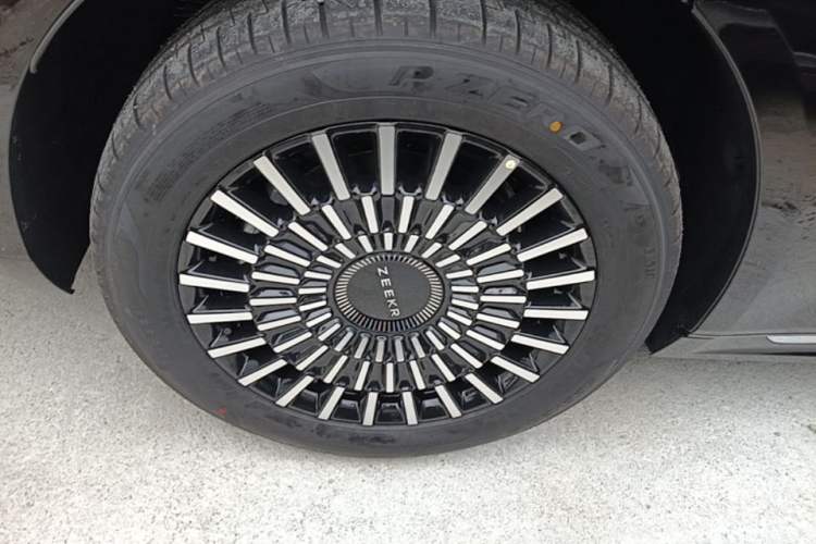 Used Zeekr 009 2024 7-Seater Aisle Version 108 kWh Right Rear Wheel Hub