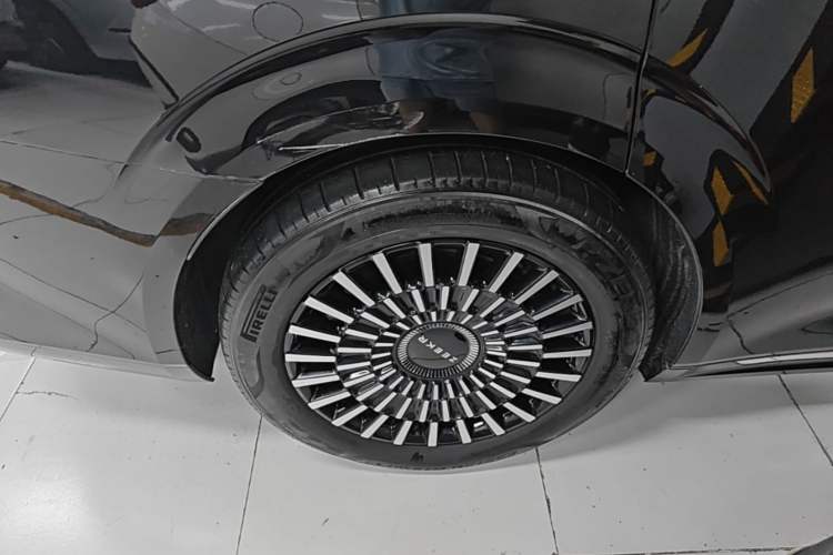 Used Zeekr 009 2024 7-Seater Walk-Through Version Four-Wheel Drive 108 kWh Right Rear Wheel Hub