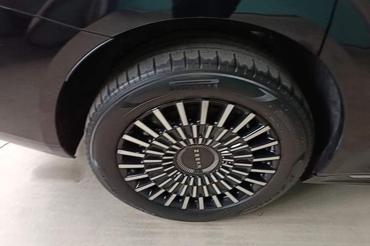 Used Zeekr 009 2024 7-Seater Walk-Through Version Four-Wheel Drive 108 kWh Right Rear Wheel Hub