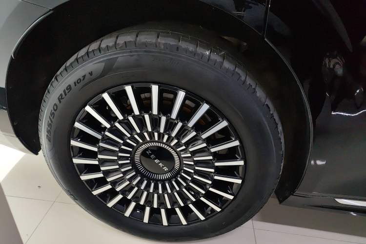 Used Zeekr 009 2024 Six-Seat Executive Version 4WD 108 kWh Right Rear Wheel Hub