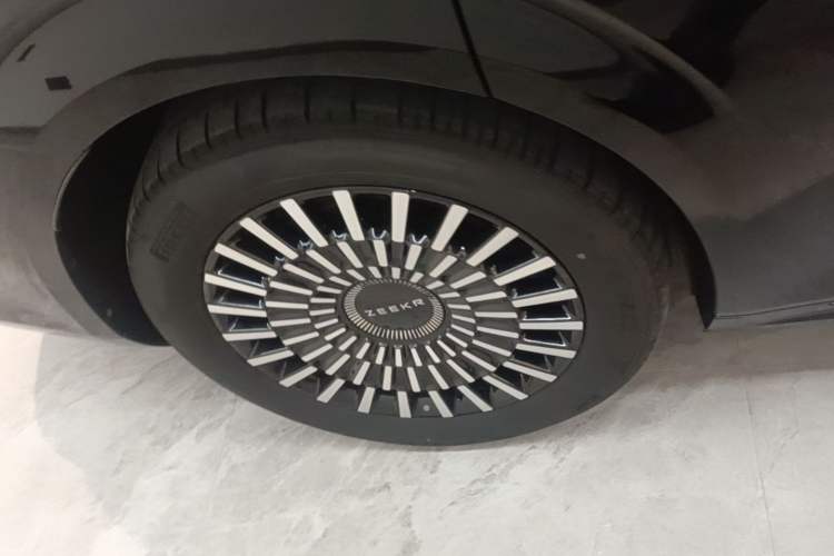 Used Zeekr 009 2024 Six-Seat Executive Version 4WD 108 kWh Right Rear Wheel Hub