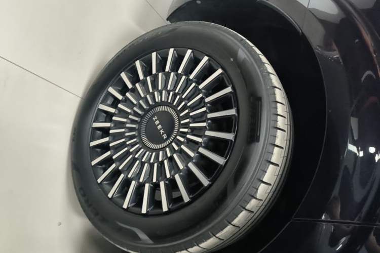 Used Zeekr 009 2024 7-Seater Walk-Through Version Four-Wheel Drive 108 kWh Right Rear Wheel Hub