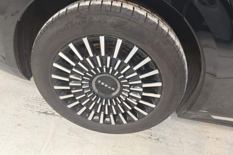 Used Zeekr 009 2024 7-Seater Aisle Version 108 kWh Right Rear Wheel Hub