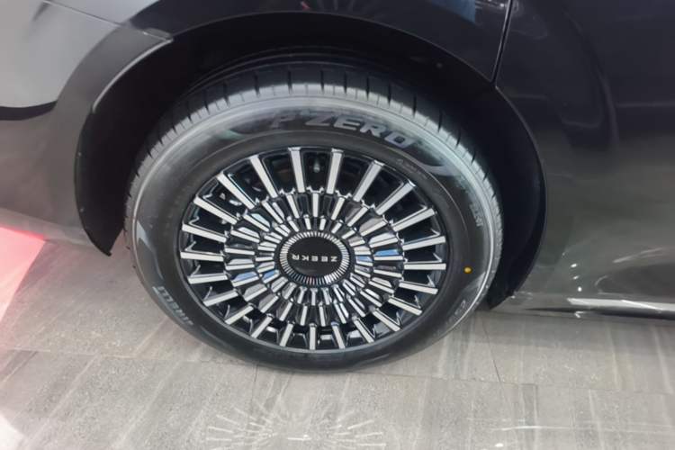Used Zeekr 009 2024 7-Seater Aisle Version 108 kWh Right Rear Wheel Hub