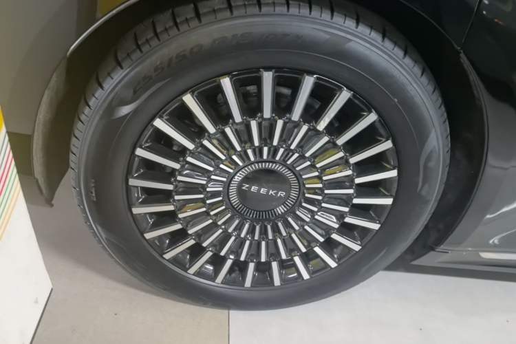 Used Zeekr 009 2024 Six-Seat Executive Version 4WD 108 kWh Right Rear Wheel Hub