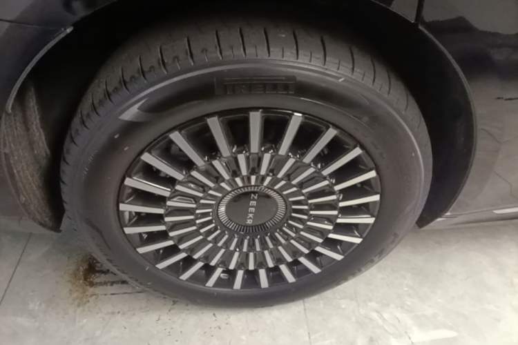 Used Zeekr 009 2024 7-Seater Walk-Through Version Four-Wheel Drive 108 kWh Right Rear Wheel Hub
