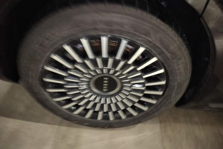 Used Zeekr 009 2024 7-Seater Aisle Version 108 kWh Right Rear Wheel Hub
