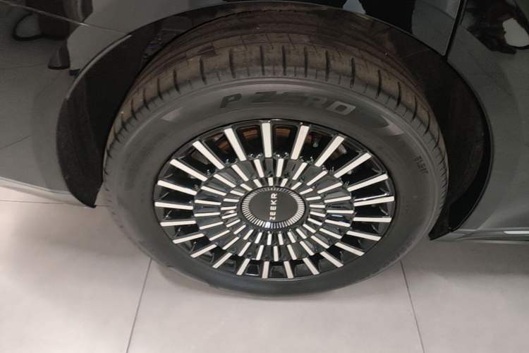 Used Zeekr 009 2024 Six-Seat Executive Version 4WD 108 kWh Right Rear Wheel Hub