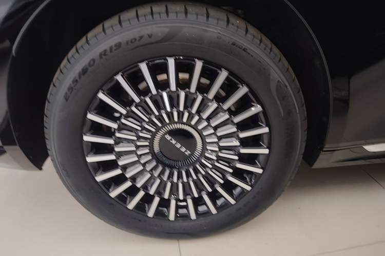 Used Zeekr 009 2024 7-Seater Walk-Through Version Four-Wheel Drive 108 kWh Right Rear Wheel Hub
