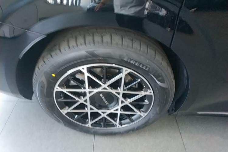 Used Zeekr 009 2024 7-Seater Aisle Version 108 kWh Right Rear Wheel Hub