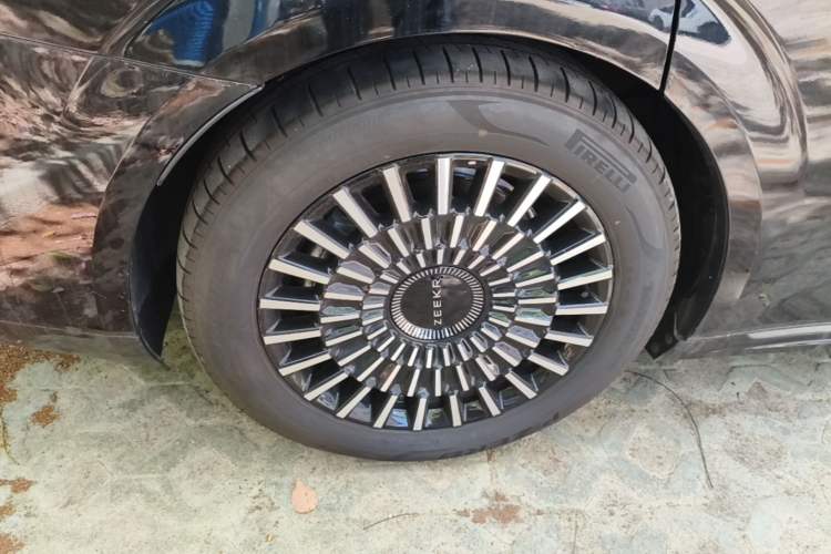 Used Zeekr 009 2024 Six-Seat Executive Version 4WD 108 kWh Right Rear Wheel Hub