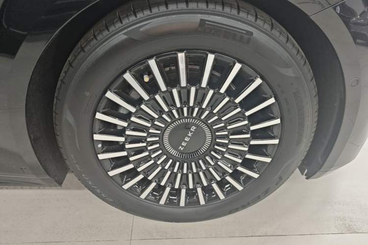 Used Zeekr 009 2024 7-Seater Walk-Through Version Four-Wheel Drive 108 kWh Right Rear Wheel Hub