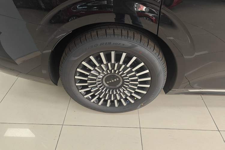 Used Zeekr 009 2024 Six-Seat Executive Version 4WD 108 kWh Right Rear Wheel Hub
