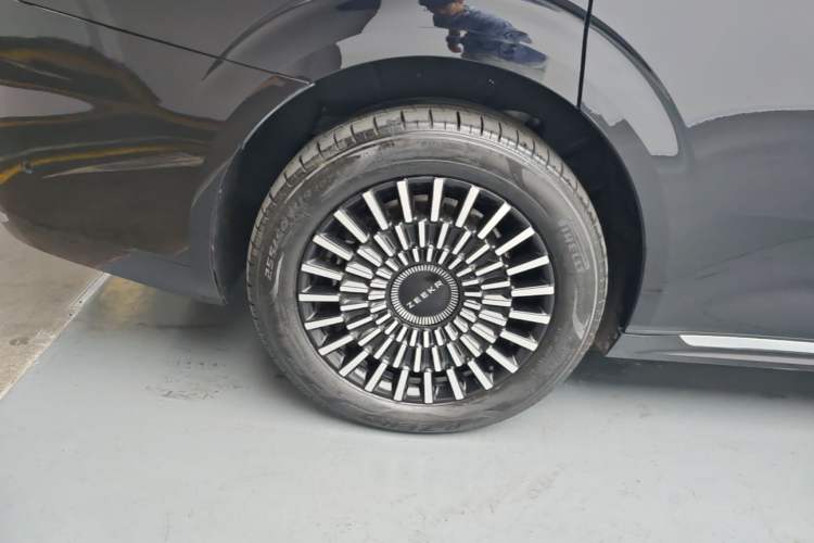 Used Zeekr 009 2024 Six-Seat Executive Version 4WD 108 kWh Right Rear Wheel Hub