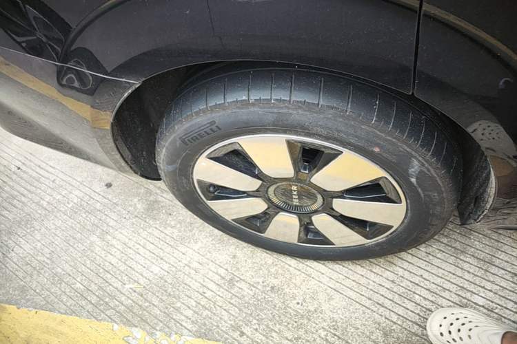 Used Zeekr 009 2024 Six-Seat Executive Version 4WD 108 kWh Right Rear Wheel Hub