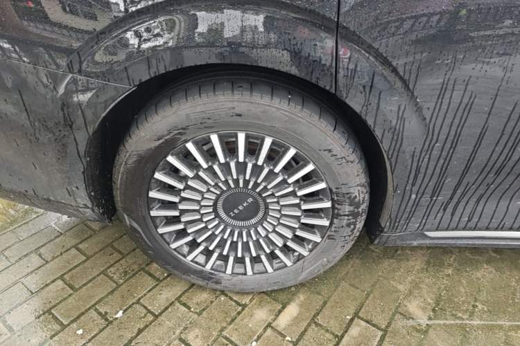 Used Zeekr 009 2024 7-Seater Aisle Version 108 kWh Right Rear Wheel Hub